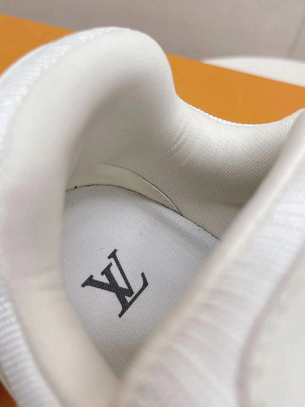 👟👟Ex-factory price 800👟👟 LV casual sneakers, new colors for early spring 2024, amplify the attention of the classic LV Trainer sneakers, and are an extension of inspiration from the 2023 spring and summer men's fashion show. Rubber L.v logos adorn the tongue, sides and back of the shoe. This pair of cute fat version of Trainer has attracted much attention. The three-dimensional and full shoe body is full of childlike fun while being trendy and cool! Size: 38-45
